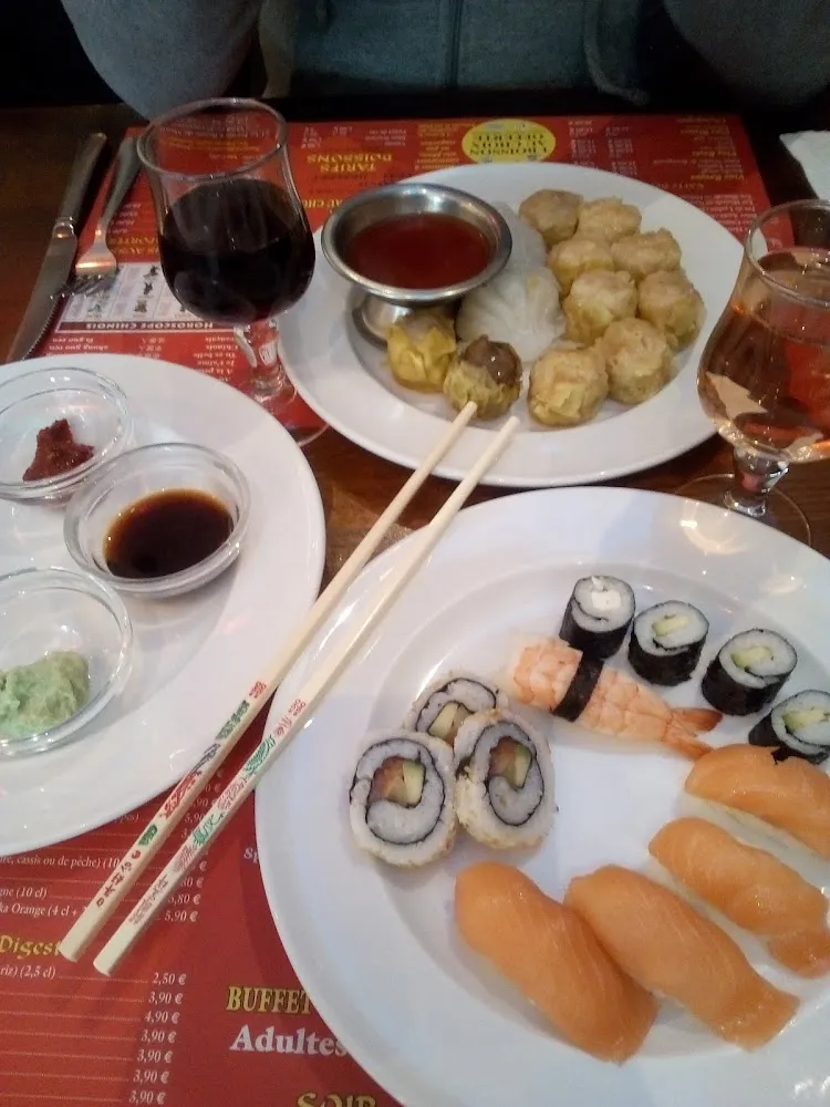 Bouchees Vapeur Sushis Makis California Rolls Puree de Piments Wasabi